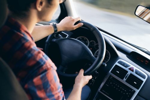 Układ kierowniczy a komfort jazdy: jak wpływa na wygodę podczas podróżowania